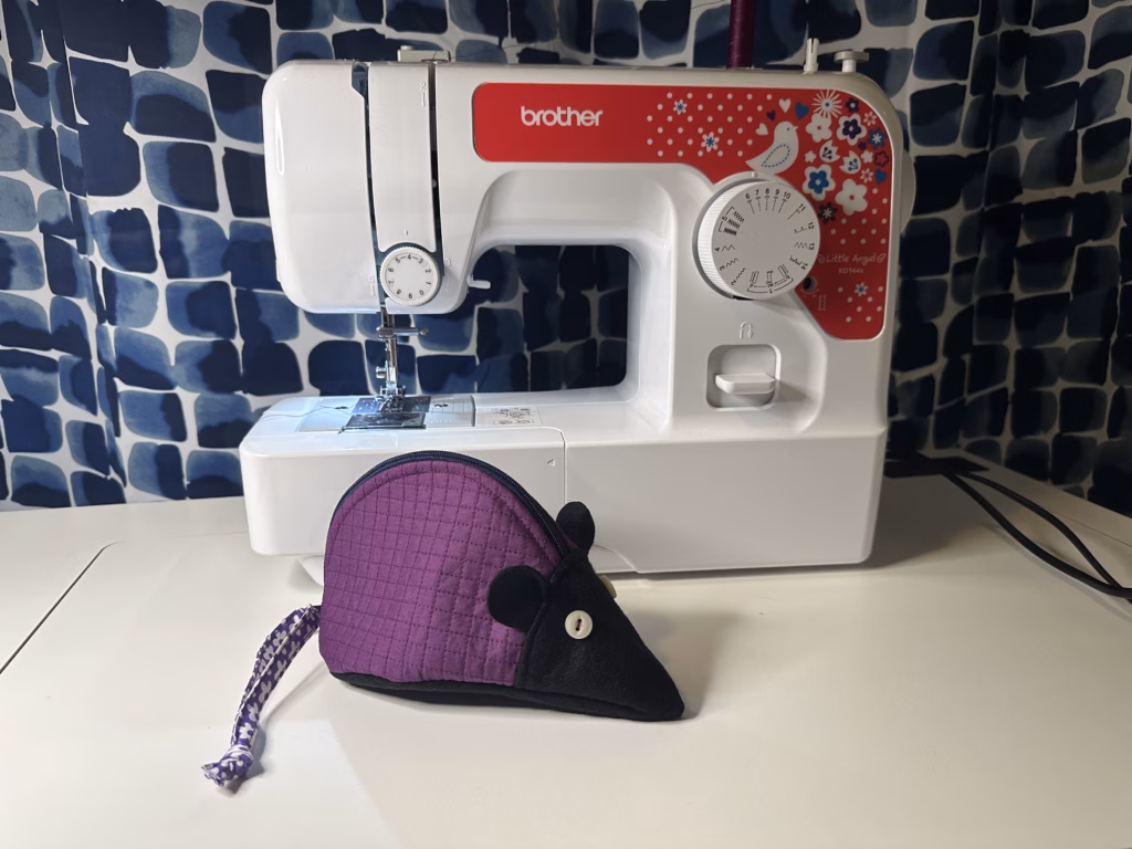 Tasche in Mausform vor Nähmaschine - rechte Seite